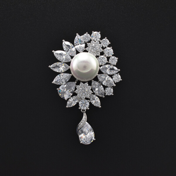 Brosa "Floare" cu cristale swarovski si perla
