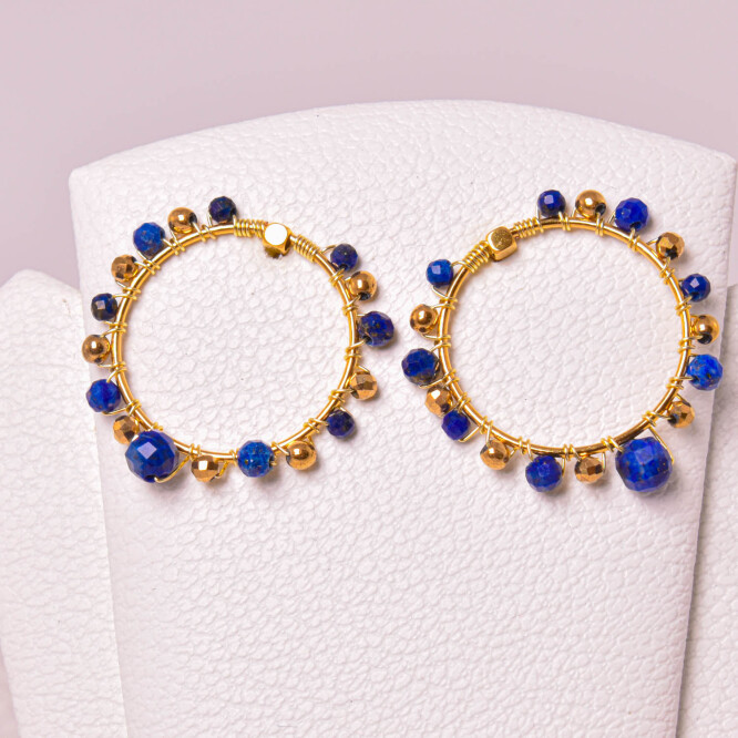 Cercei dama ”fantasy”, placati cu aur, pietricele fatetate din lapis lazuli