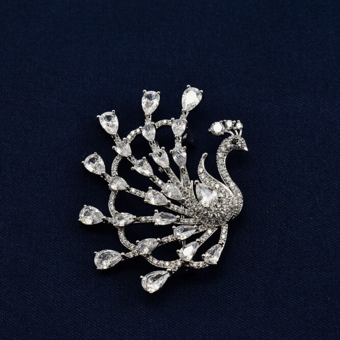 Brosa in forma de paun cu cristale swarovski, placata cu aur alb 18k
