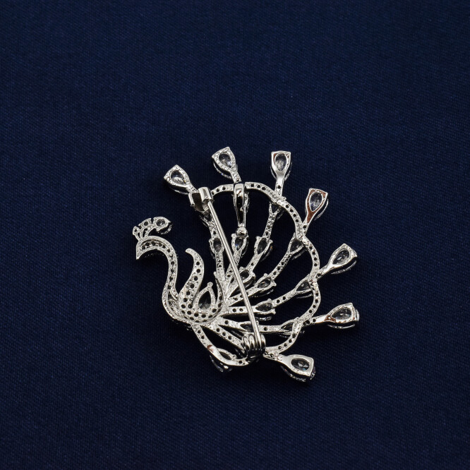 Brosa in forma de paun cu cristale swarovski, placata cu aur alb 18k