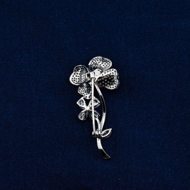 Brosa in forma de floare cu cristale swarovski, placata cu aur alb 18k BRS-13