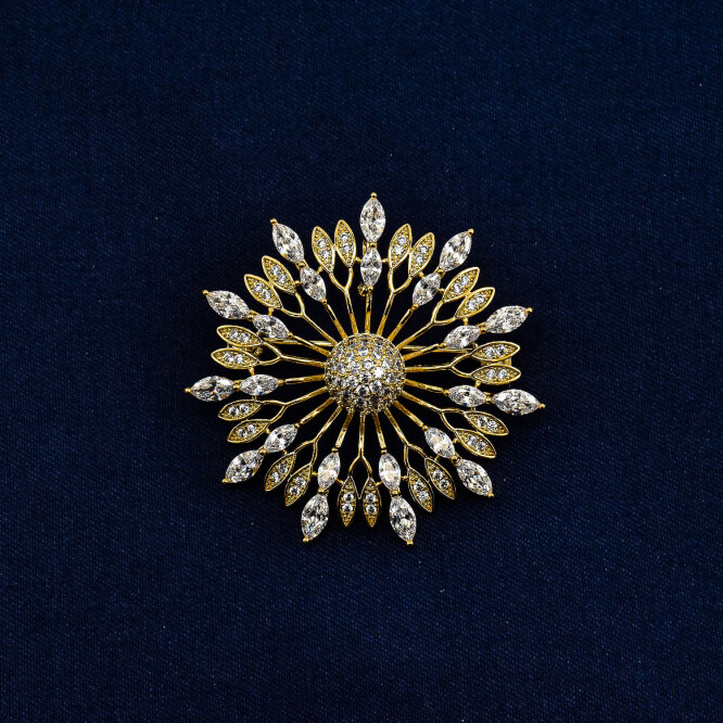 Brosa in forma de floare cu cristale swarovski, placata cu aur 18k