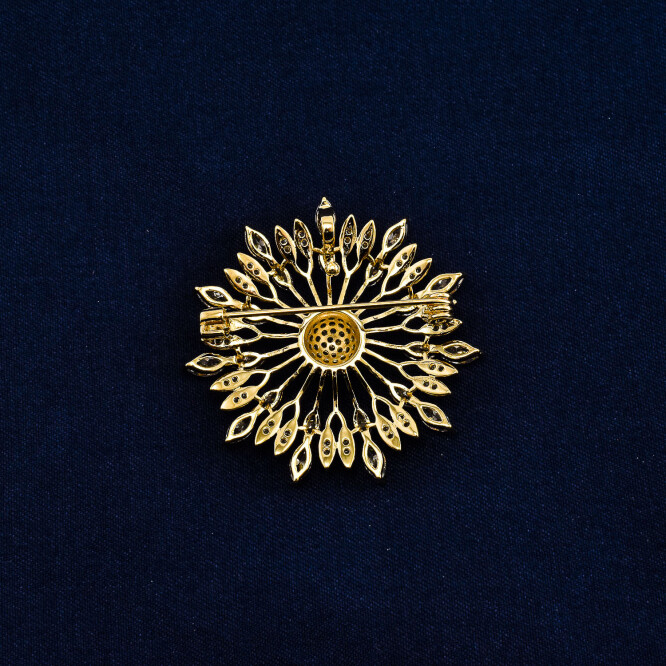 Brosa in forma de floare cu cristale swarovski, placata cu aur 18k