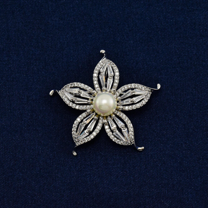 Brosa in forma de floare cu cristale swarovski, placata cu aur alb 18k
