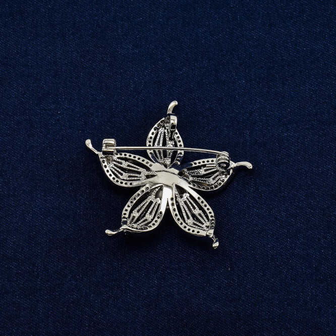 Brosa in forma de floare cu cristale swarovski, placata cu aur alb 18k