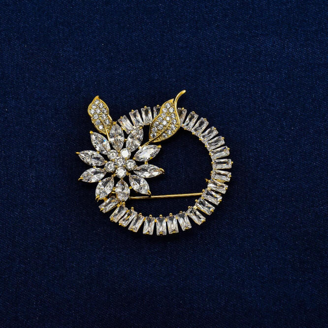 Brosa cu cristale swarovski, placata cu aur 18k 