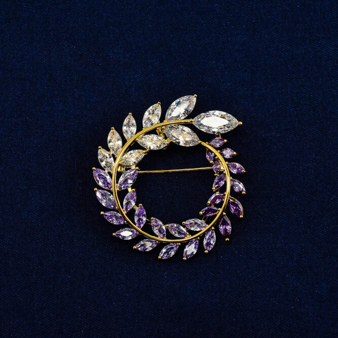 Brosa cu cristale swarovski, placata cu aur 18k 