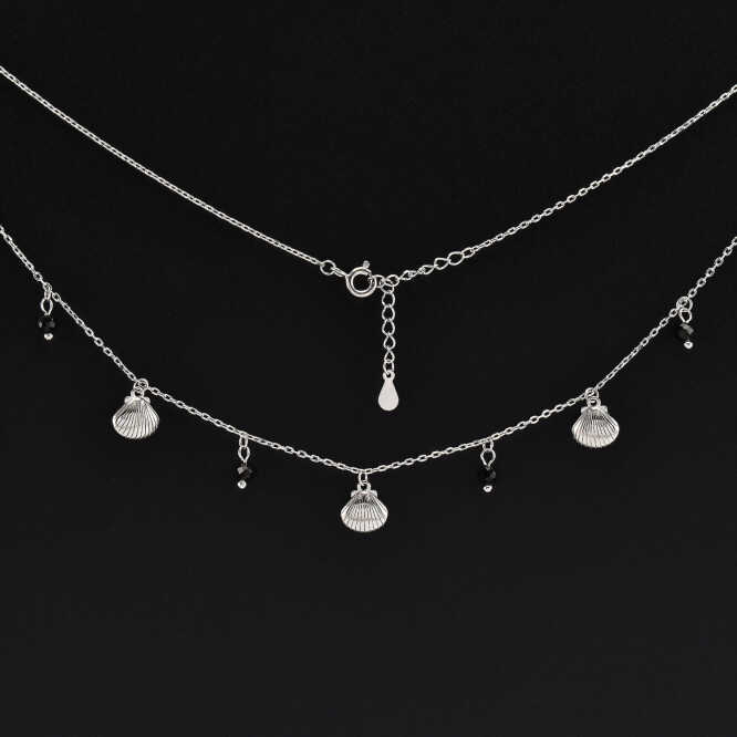 Lantisor dama din argint cu accesorii in forma de scoici