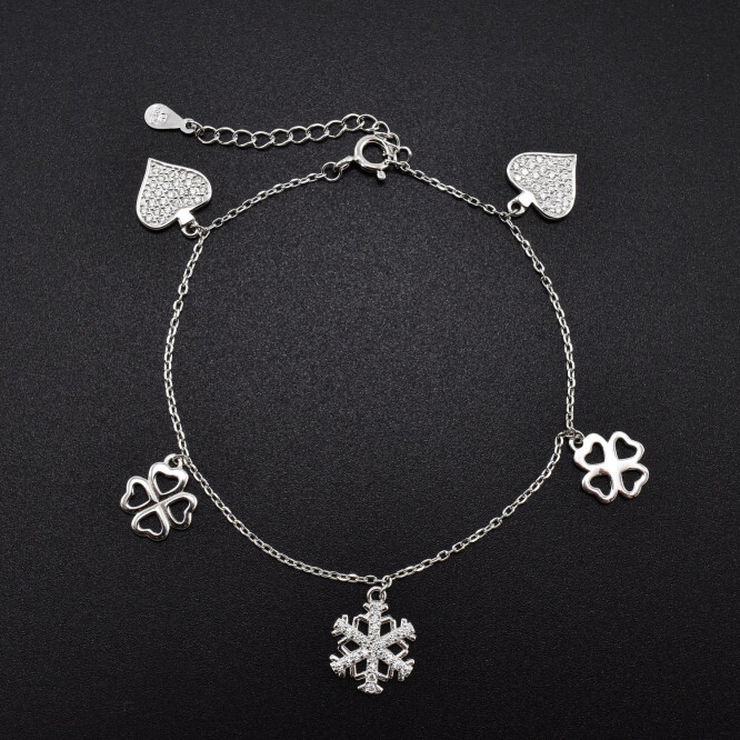 Bratara dama din argint cu accesorii in forma de inimi, trifoi, fulg