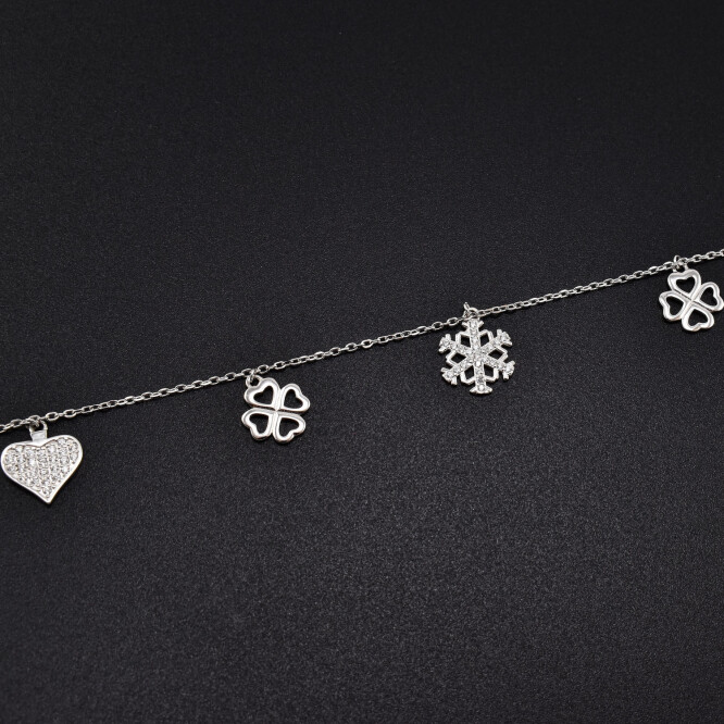 Bratara dama din argint cu accesorii in forma de inimi, trifoi, fulg