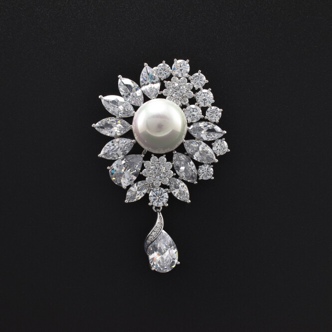 Brosa "Floare" cu cristale swarovski si perla
