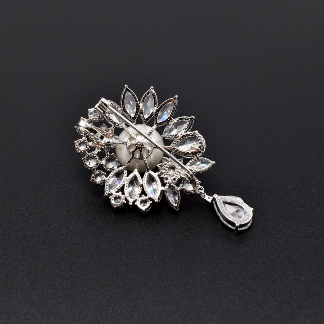 Brosa "Floare" cu cristale swarovski si perla