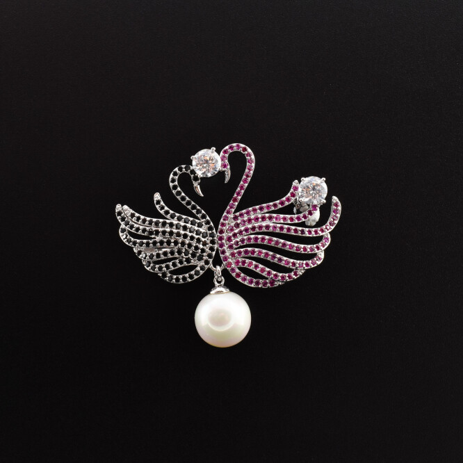 Brosa "Lebede" cu cristale swarovski si perla