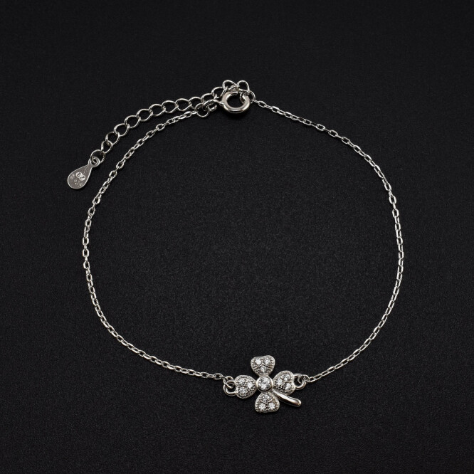 Bratara dama din argint cu accesoriu in forma de trifoi cu patru foi cu cristale swarovski