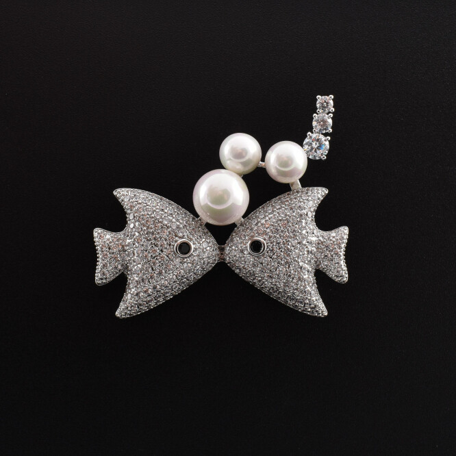 Brosa "Pesti" cu cristale swarovski si perle