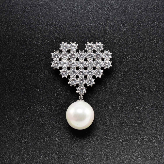 Brosa in forma de inima cu perla si cristale swarovski placata cu aur alb 18k