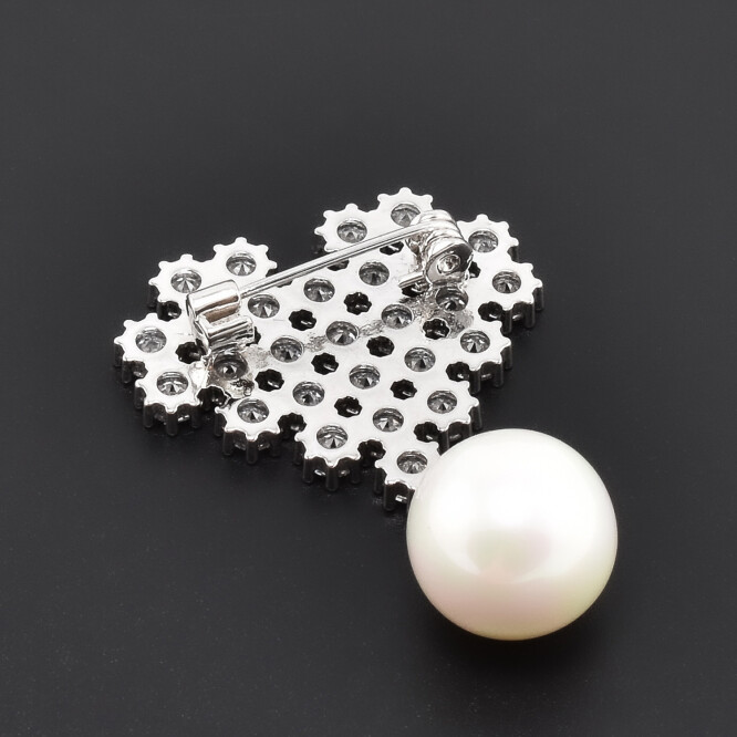Brosa in forma de inima cu perla si cristale swarovski placata cu aur alb 18k