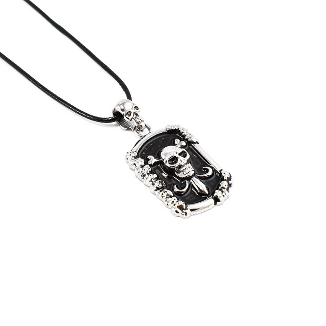 Pandantiv barbati din metal cu cranii