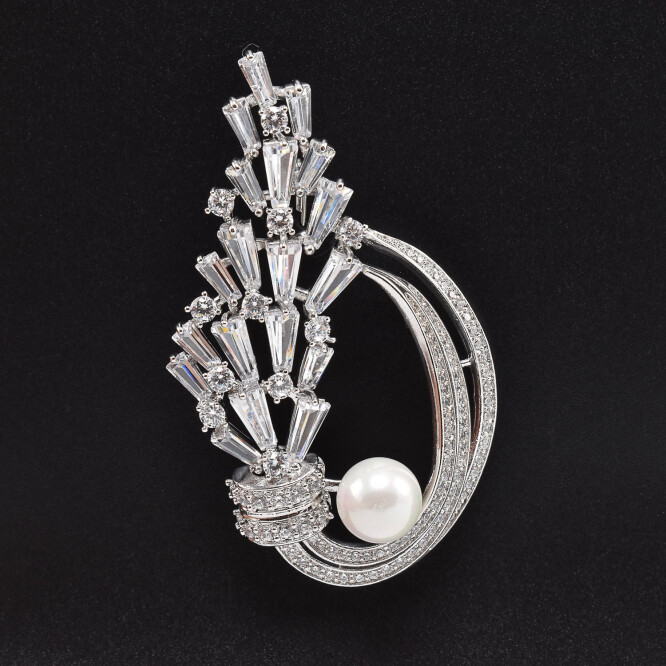 Brosa cu cristale swarovski placata cu aur alb 18k BRS-31