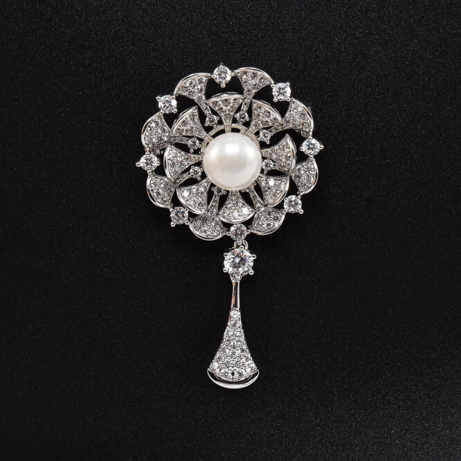 Brosa in forma de papadie cu cristale swarovski placata cu aur alb 18k