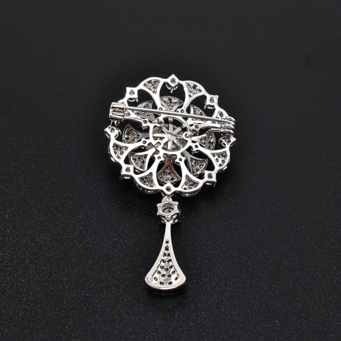 Brosa in forma de papadie cu cristale swarovski placata cu aur alb 18k