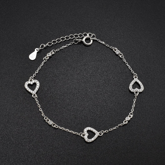 Bratara dama din argint cu accesorii in forma de inima acoperite cu cristale swarovski