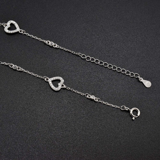 Bratara dama din argint cu accesorii in forma de inima acoperite cu cristale swarovski